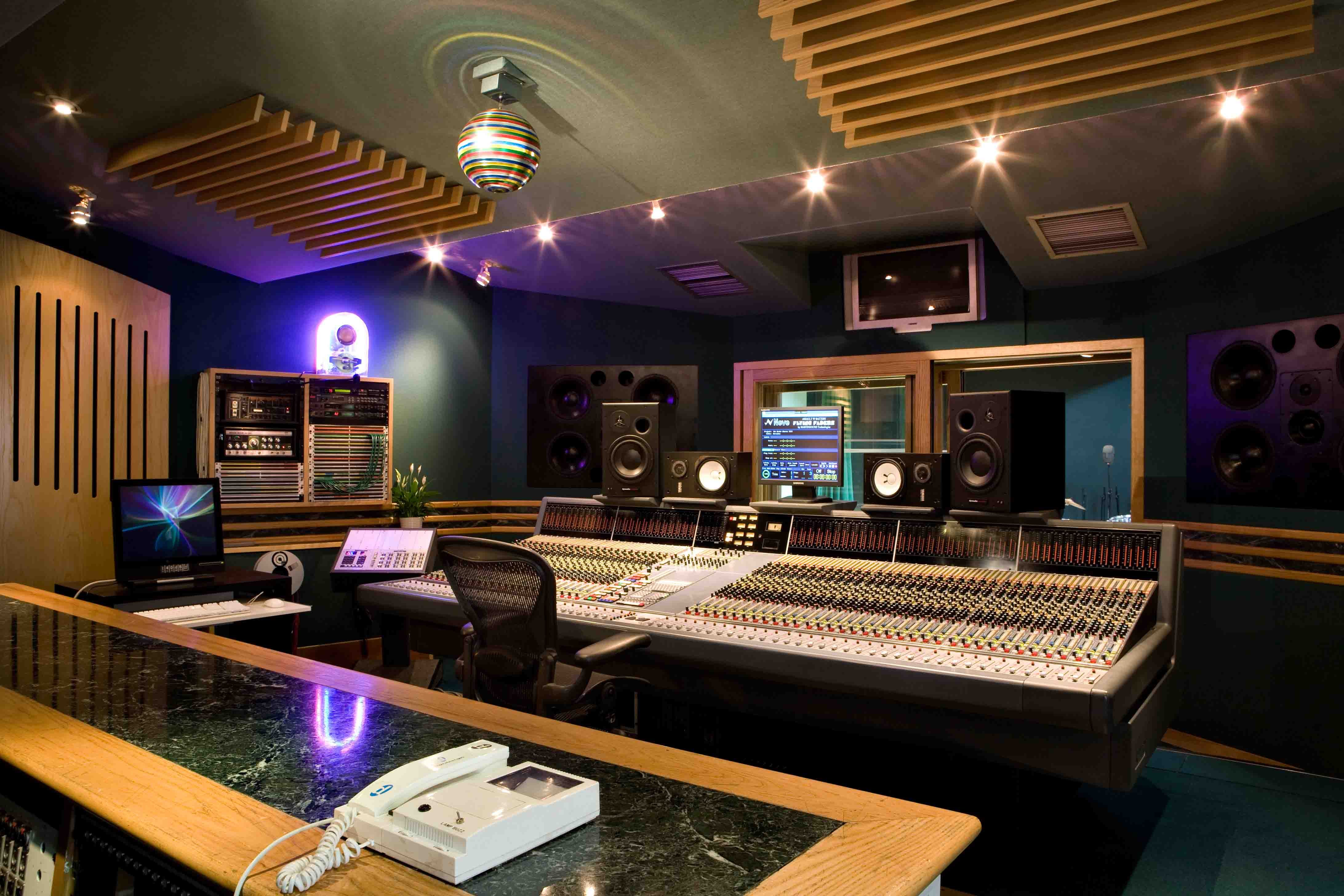 Купить хорошую студию. Control Room студия звукозаписи. Студия звукозаписи East West Studios (Лос-Анджелес, США, 2008г.). Студия звукозаписи Лондон. Интерьер музыкальной студии.