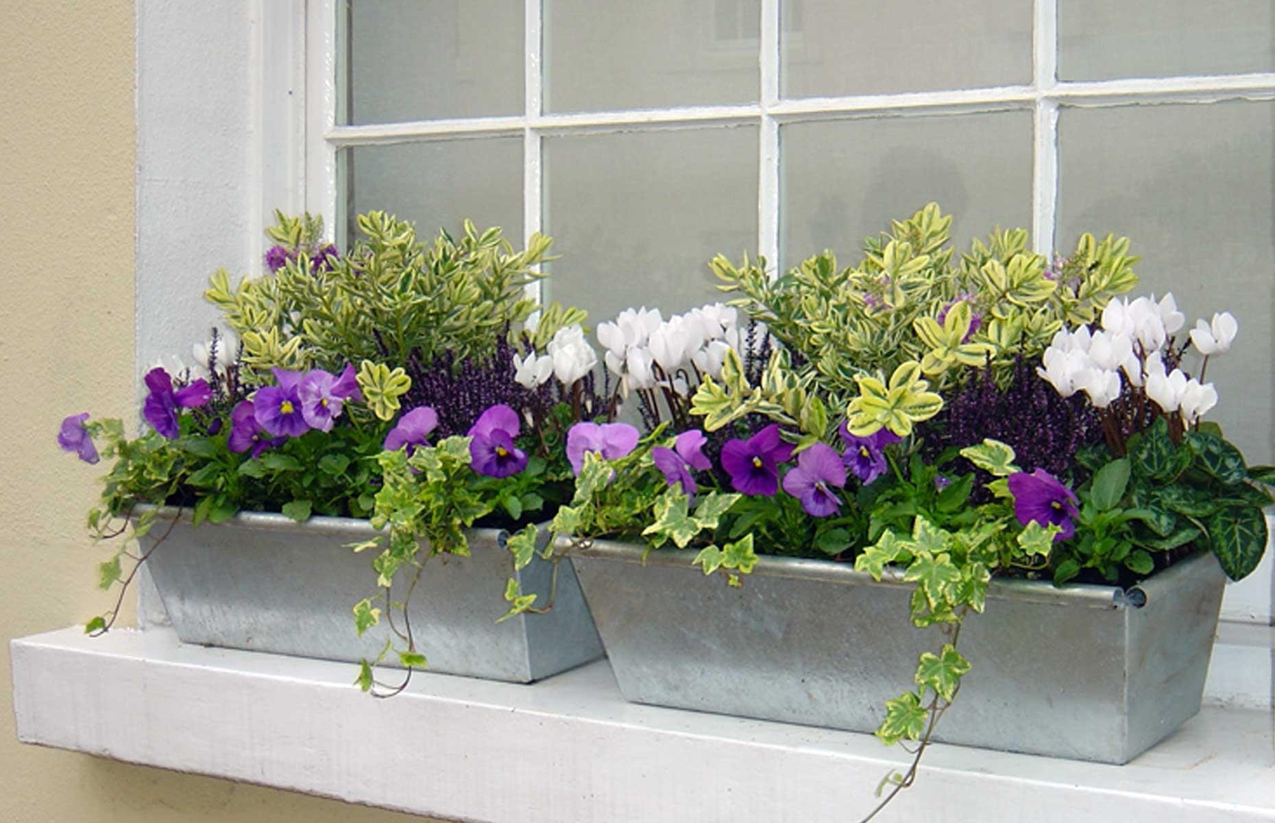 Балконный ящик с искусственными цветами