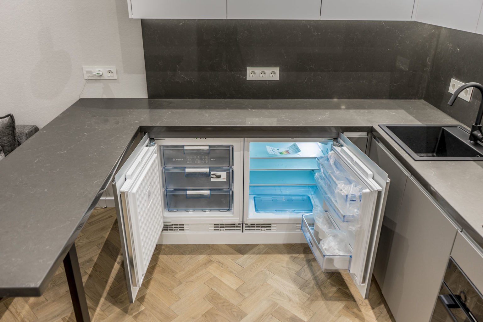 двухдверный холодильник под столешницу