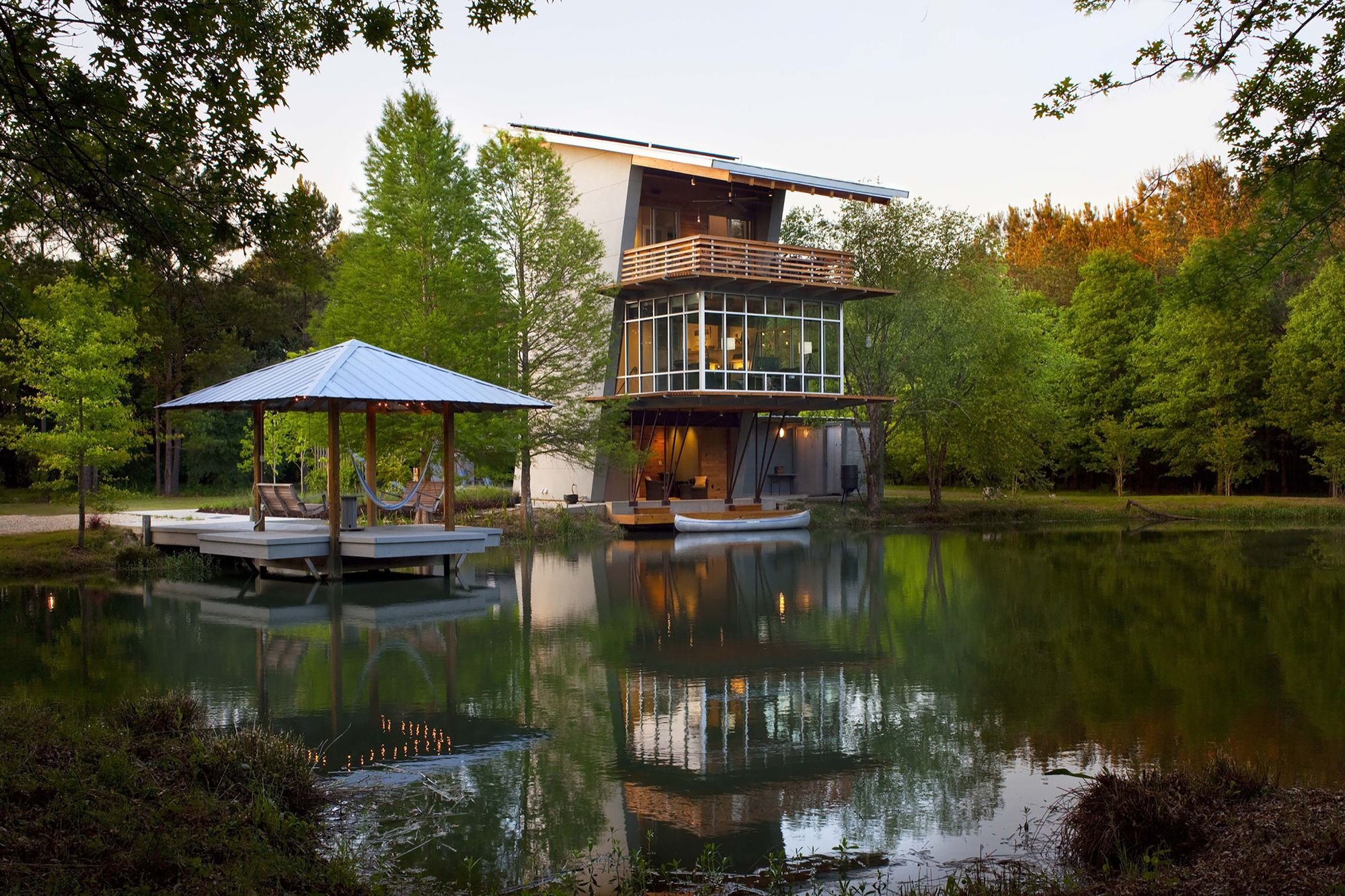 Красивые дома на воде. Дом у озера. Домик у пруда. Домик в лесу у озера. Современный дом у озера.