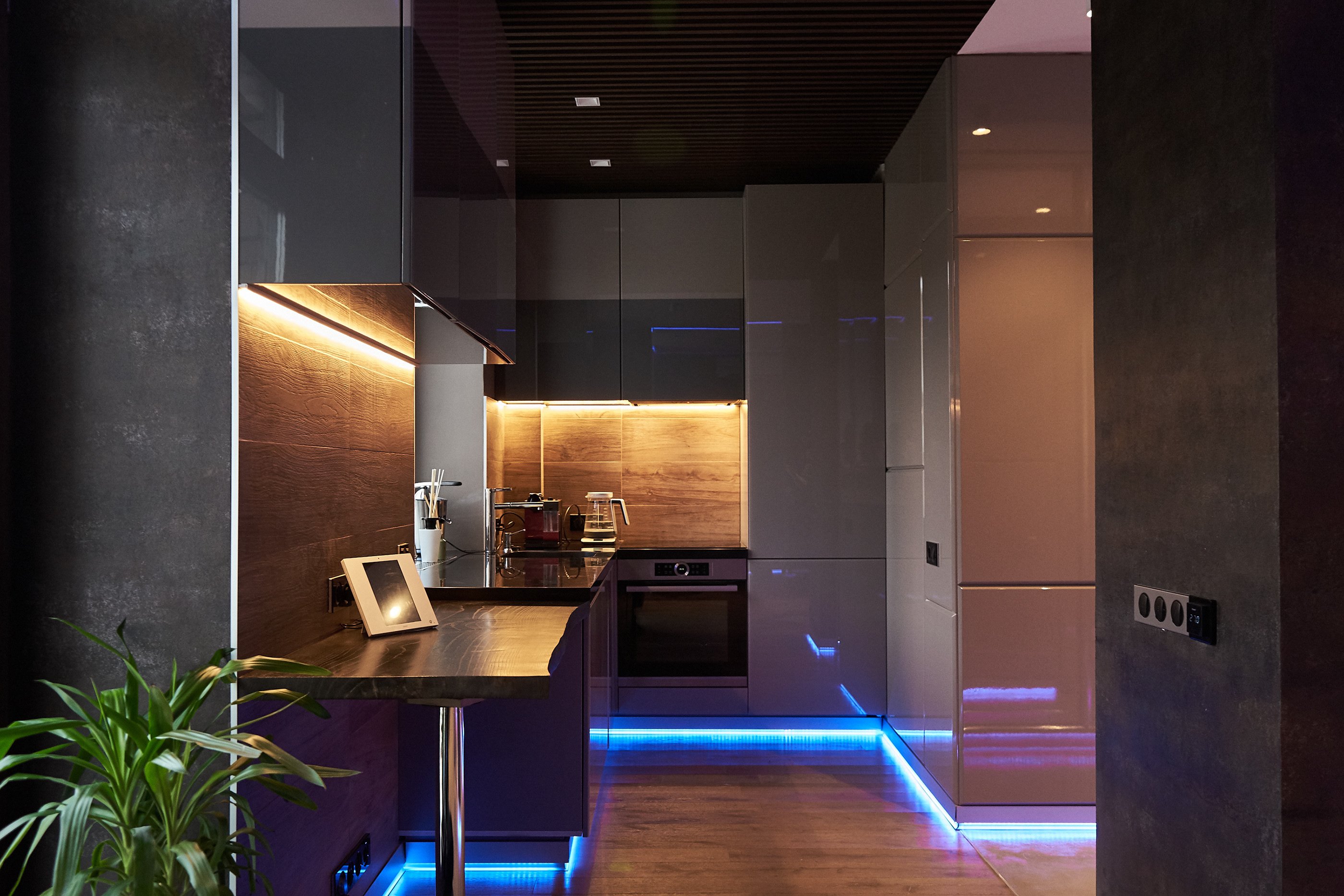 Кухня с подсветкой фото. Стиль хайтек в интерьере кухни. Подсветка для кухни. Современная кухня с подсветкой. Кухня в современном стиле с подсветкой.