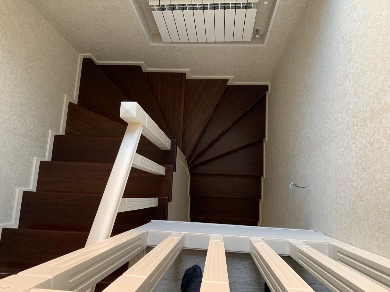 Фото лестниц с поворотом на второй этаж в частном доме фото