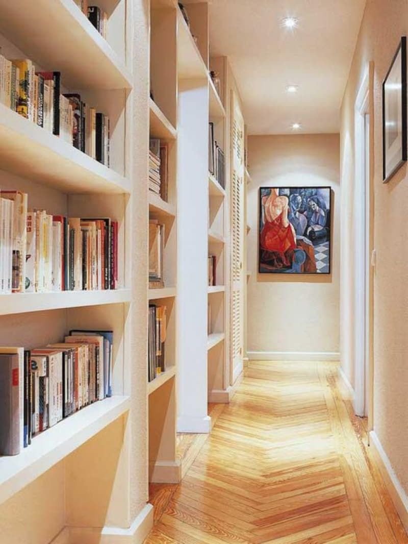 Книжные стеллажи в интерьере коридора