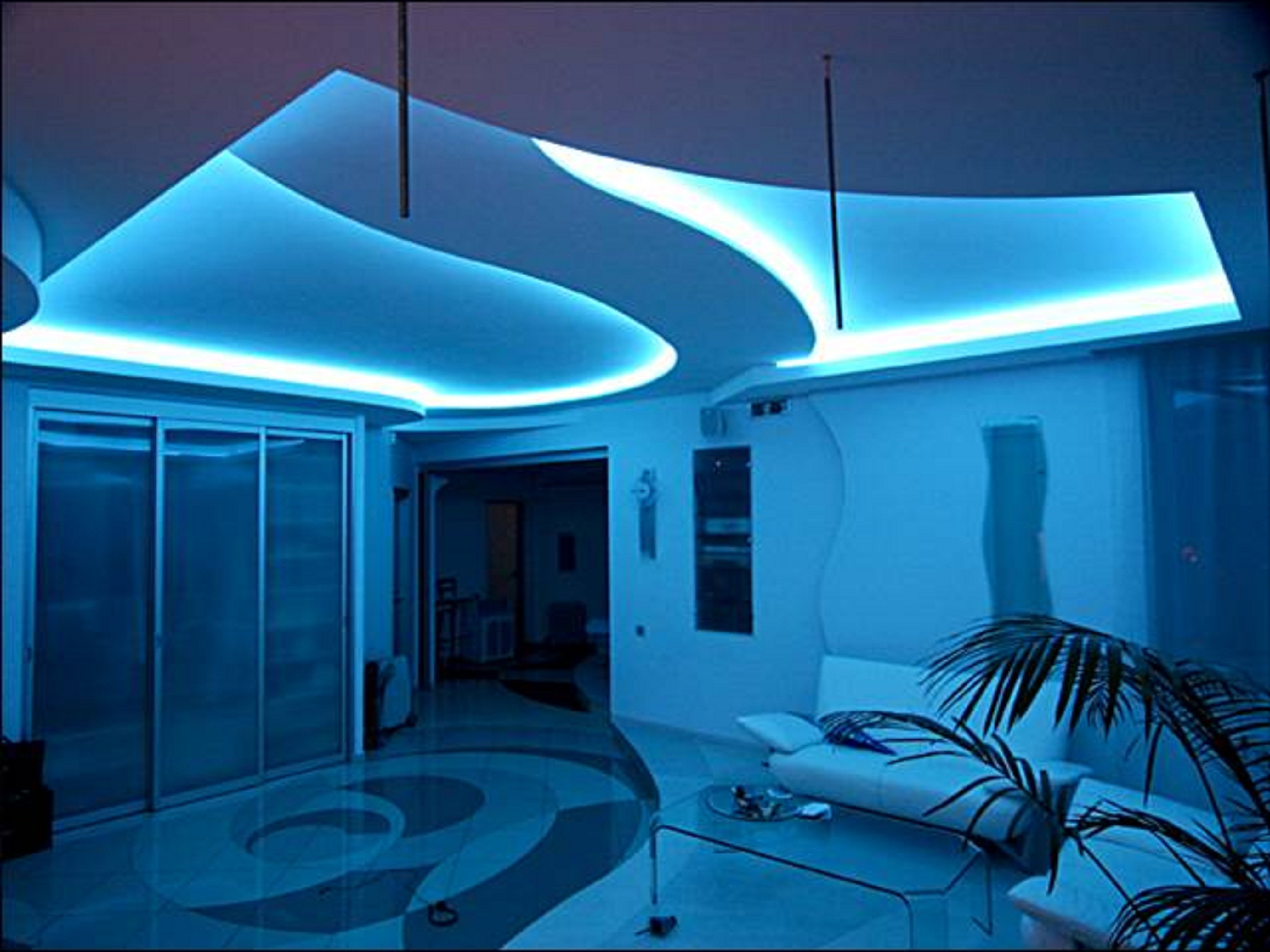 Какой свет нужен в комнате. Потолок с подсветкой. Светодиодная подсветка потолка. Потолок с неоновой подсветкой.