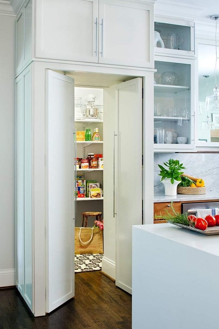 Холодильник посредине кухни