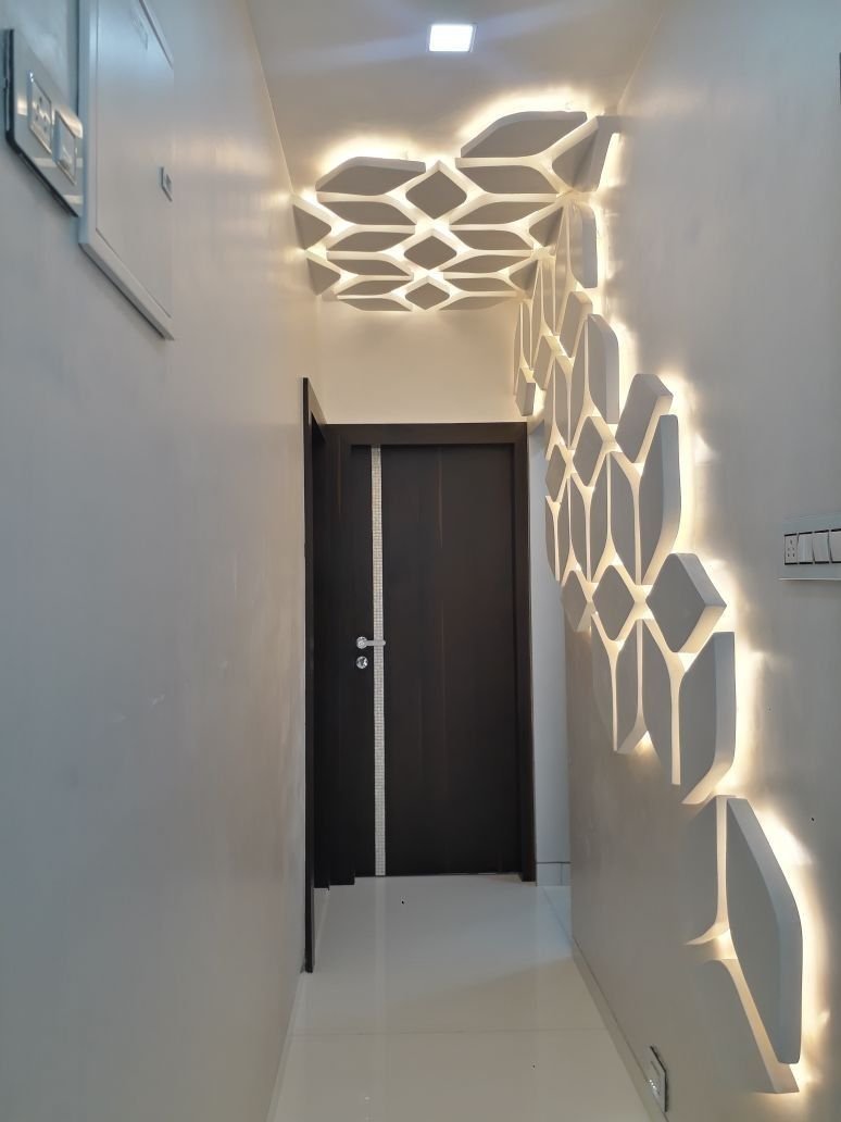 Подсветка в стене в коридоре