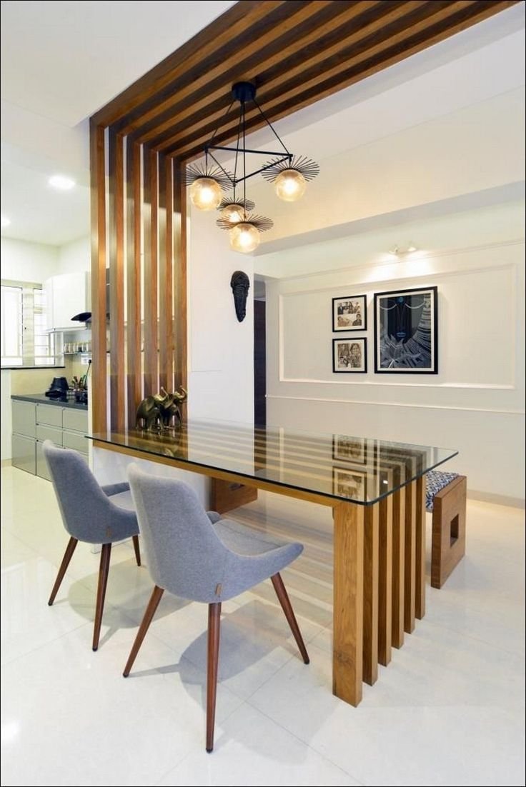 Коридор с молдингами на стенах