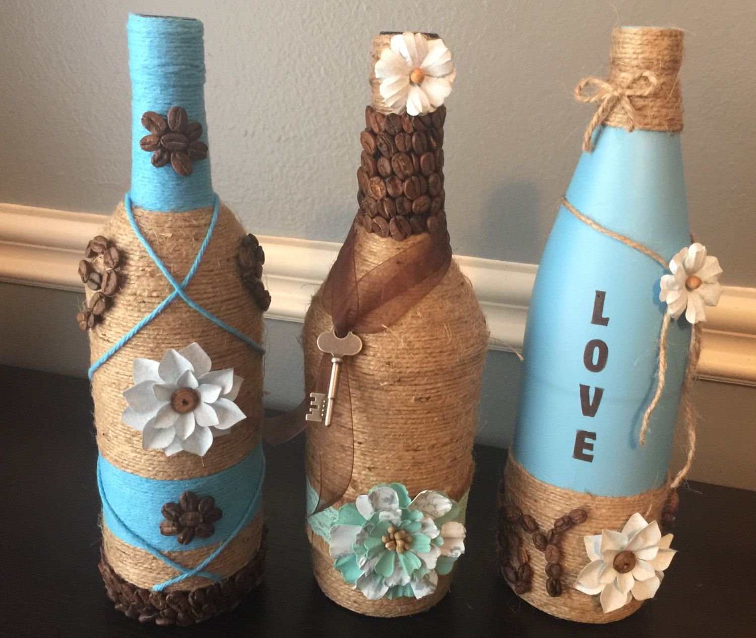 Бутылки нитками. Бутылки декорированные бечевкой. Декорирование бутылок нитками. Бутылки украшенные кофе. Декор бутылок своими руками оригинальные.