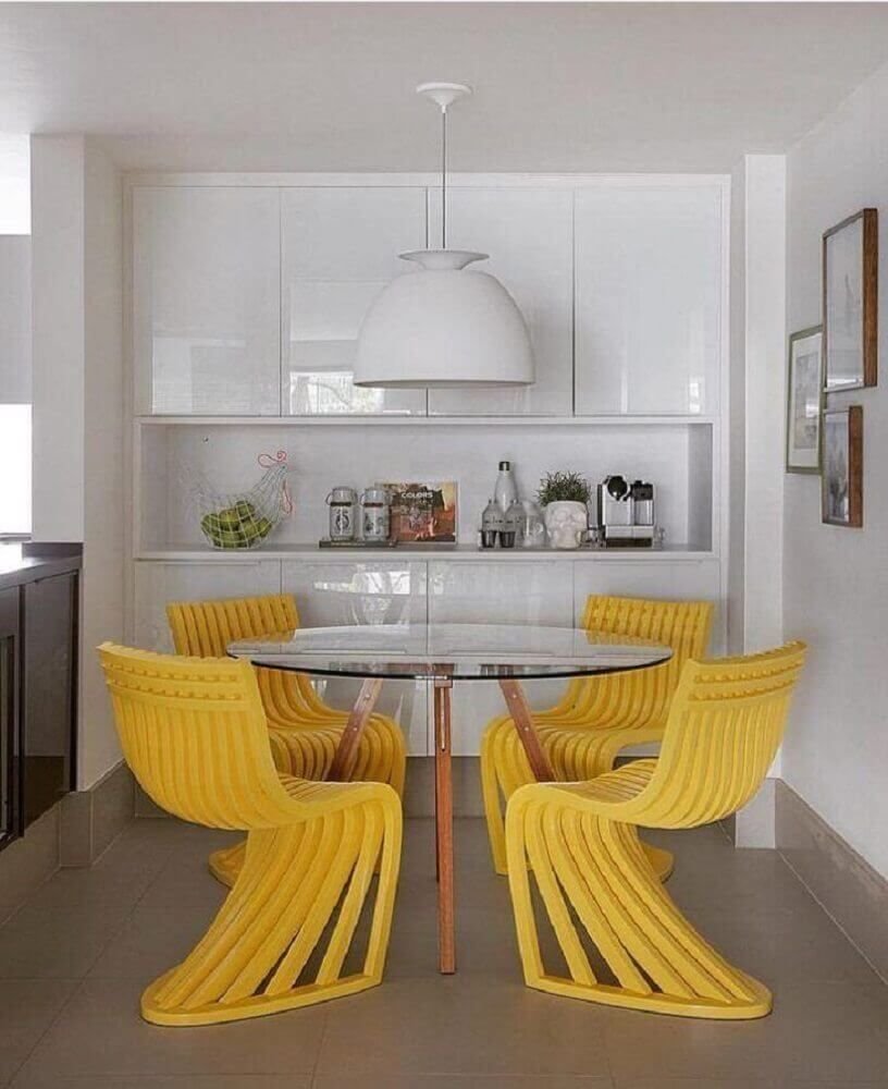 Яркие стулья в интерьере кухни