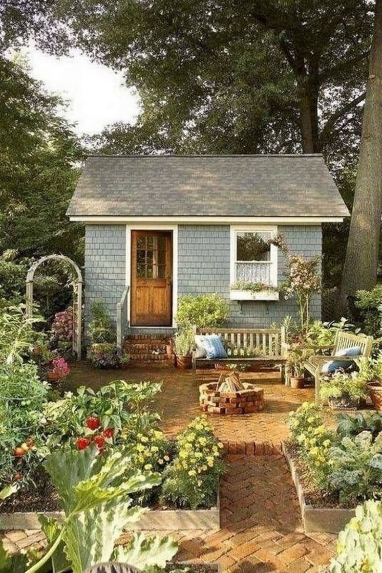Маленький садовый домик
