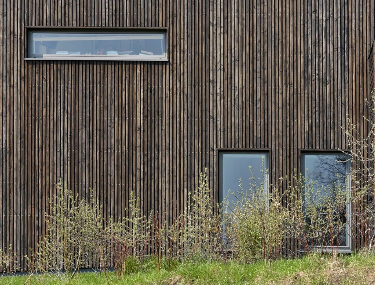 Фасад дома из реек деревянных фото