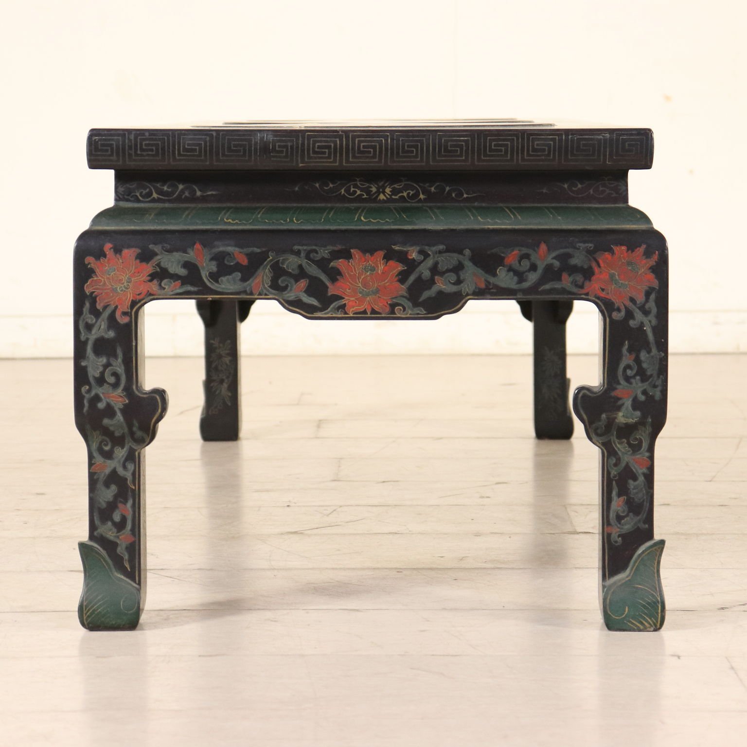 Столик в китайском стиле