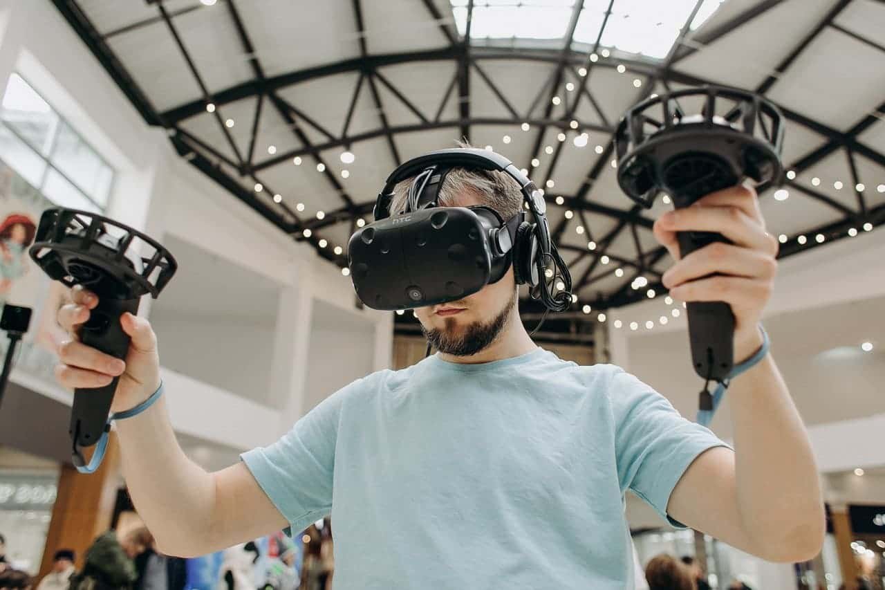 Re vr. Шлем виртуальной реальности на мероприятие. VR очки на мероприятие. Центр виртуальной реальности. Очки виртуальной реальности на мероприятие.