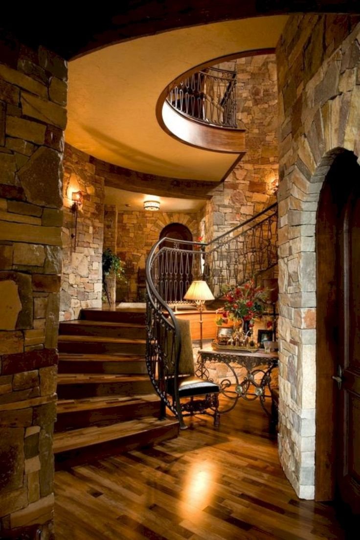 Кухня гостиная с винтовой лестницей