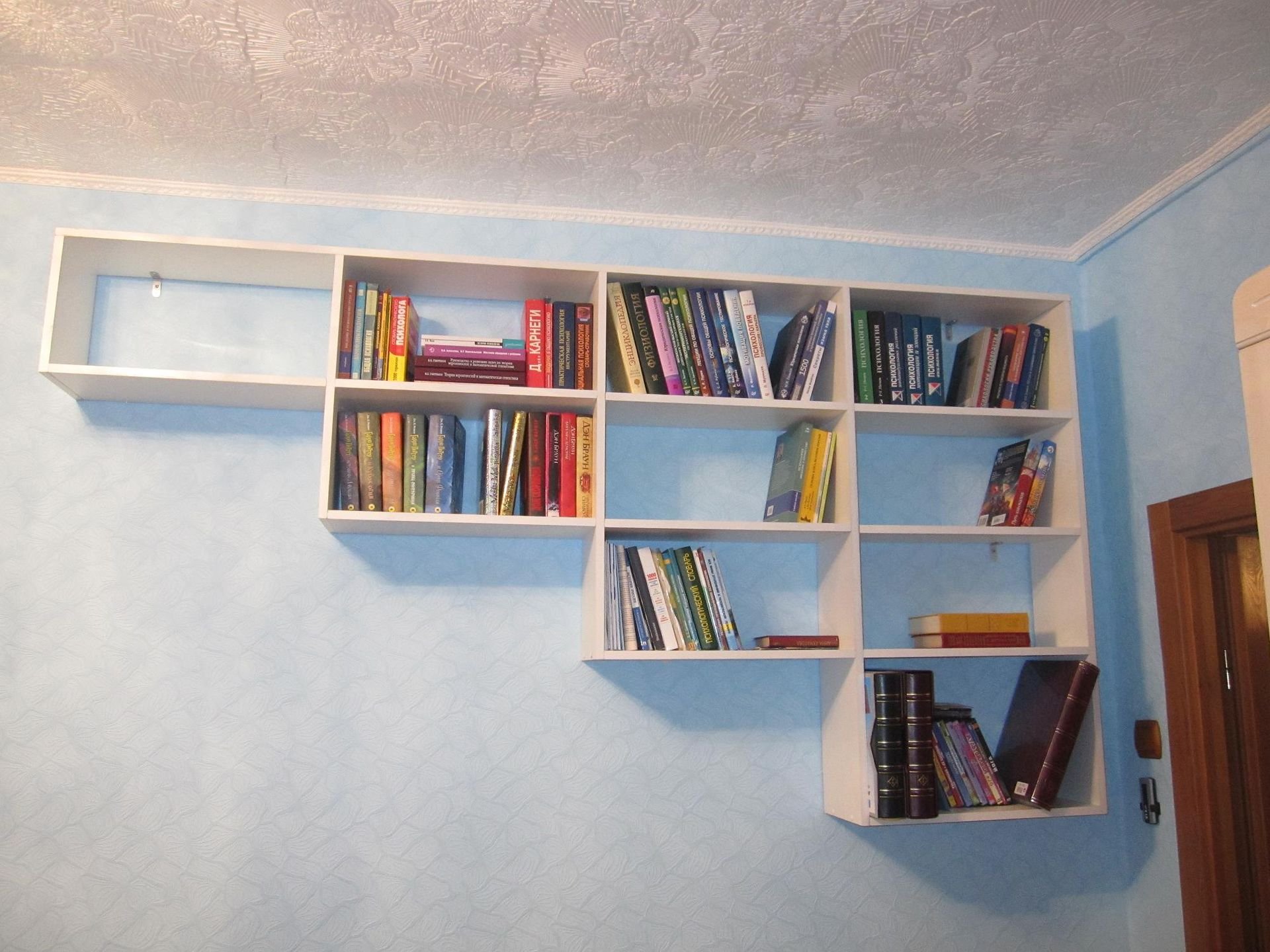 Полки для книг на стену