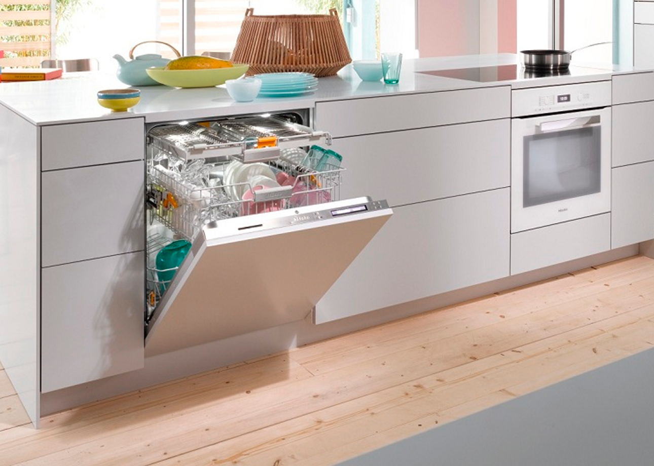 Встроенная посудомойка в кухне. Посудомоечная машина 45 см отдельностоящая под столешницу. Встроенная посудомоечная машина «Wirlpool ADG 175». Посудомойка 80 см под мойкой встраиваемая. Посудомоечная машина встроенная в кухню.