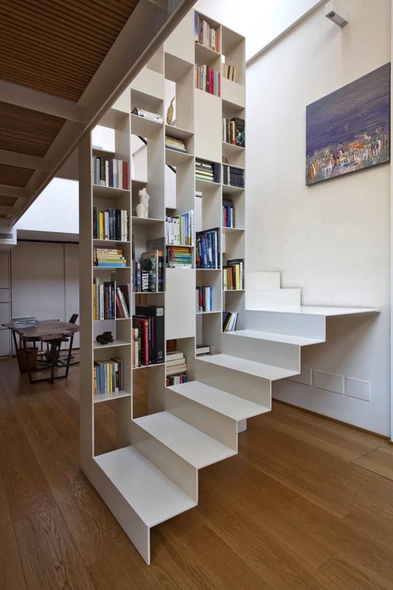 Полка для книг в виде лестницы