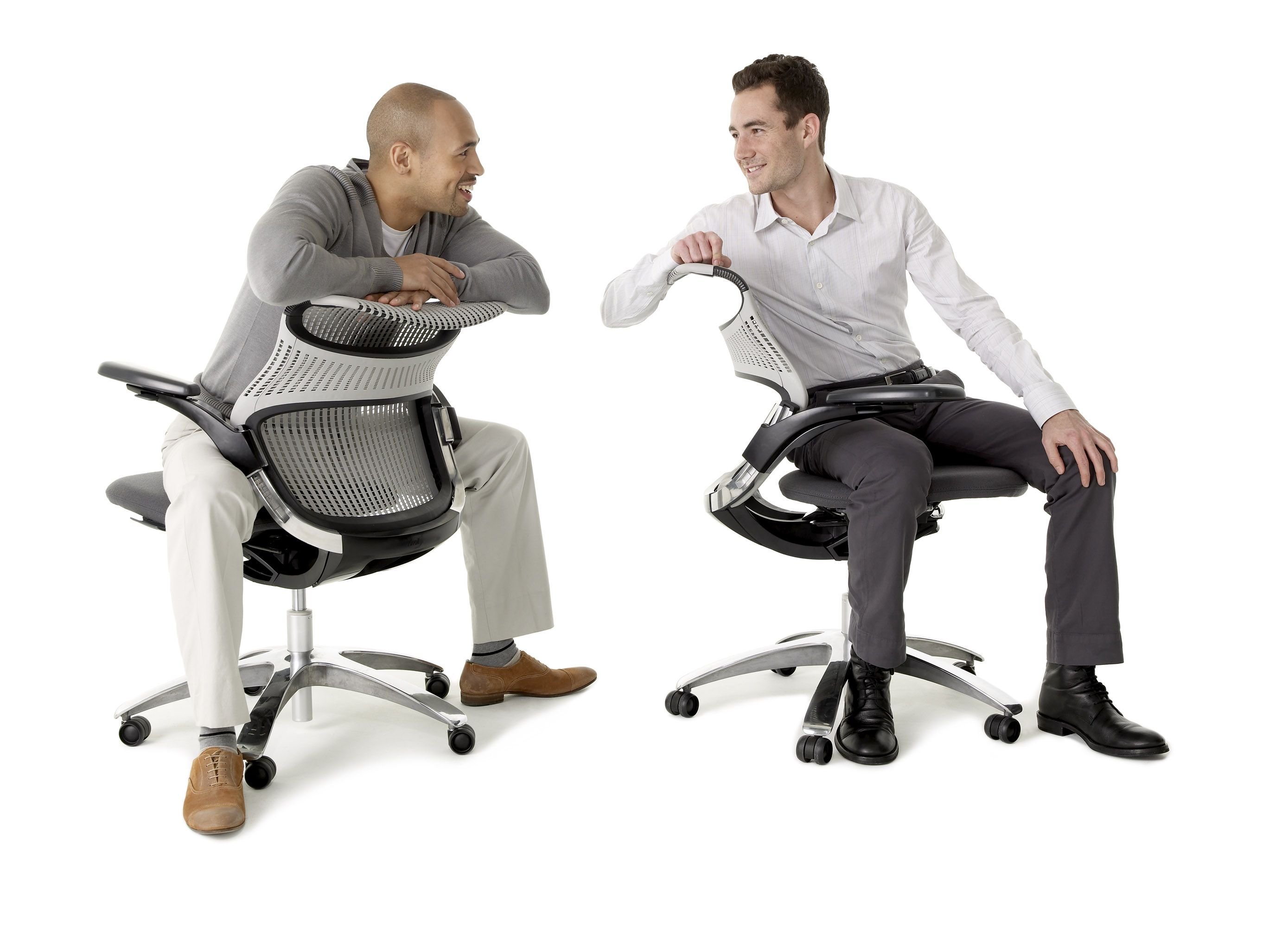Кресло с поддержками офисное. Knoll Generation кресло. Офисный работник в кресле. Стул сотрудника. Кресло для сотрудников.