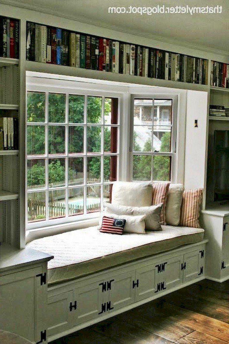 Книжные стеллажи вокруг окна