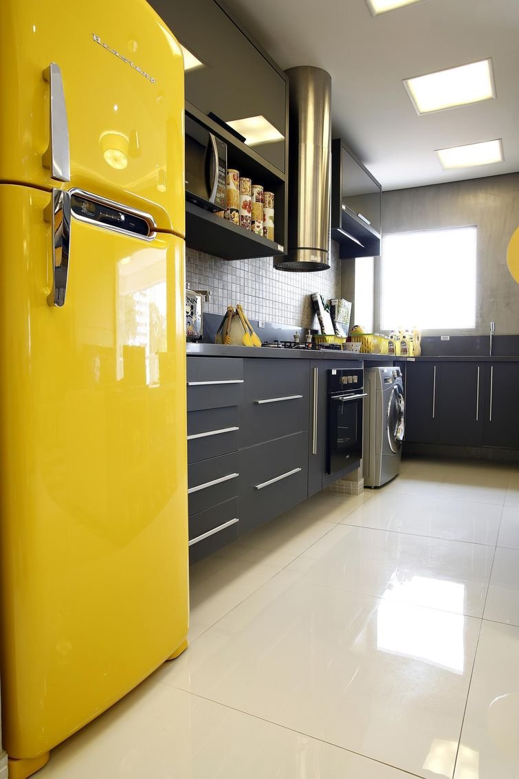 Желтый холодильник в интерьере кухни