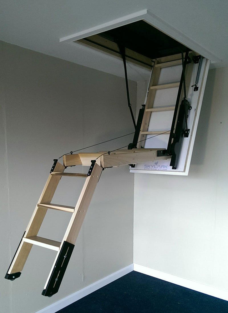 Винтовая лестница на чердак в частном доме