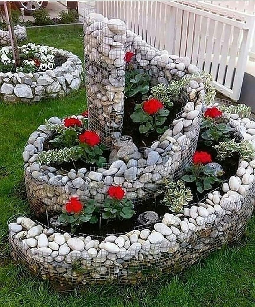 Клумба из камней