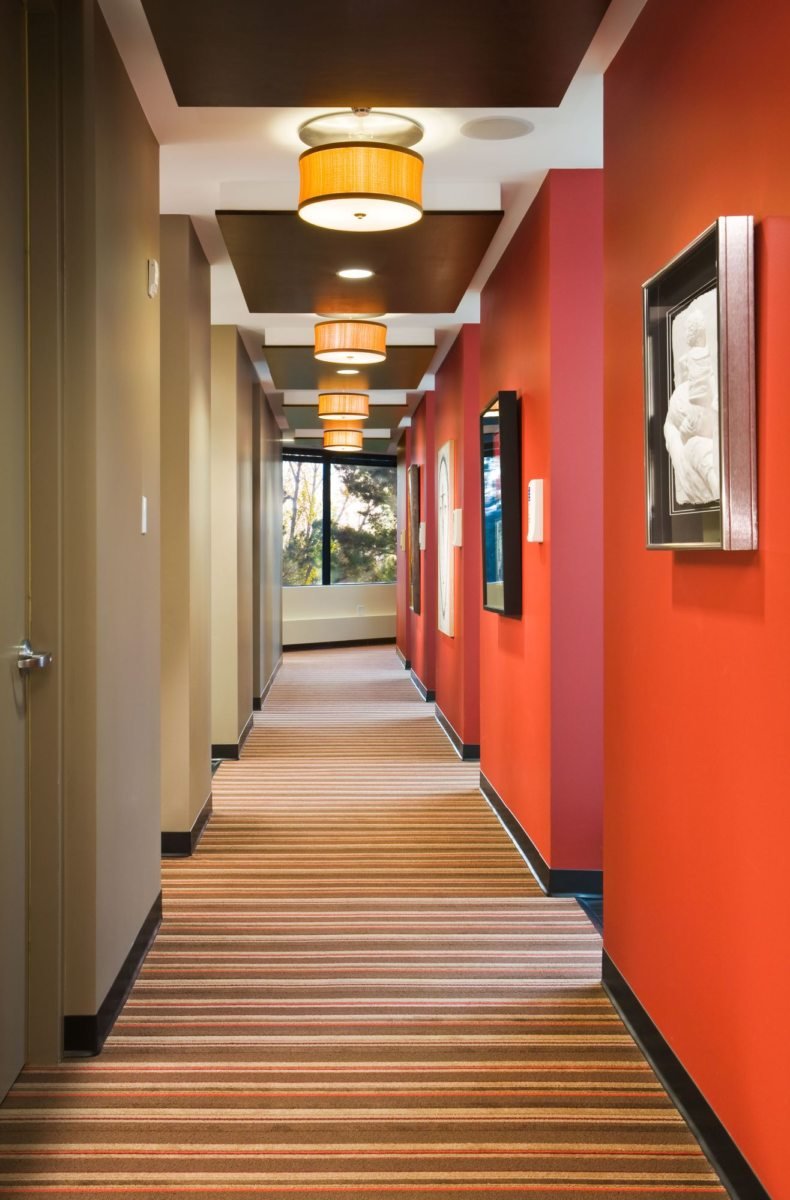 Интерьер длинного коридора в частном доме