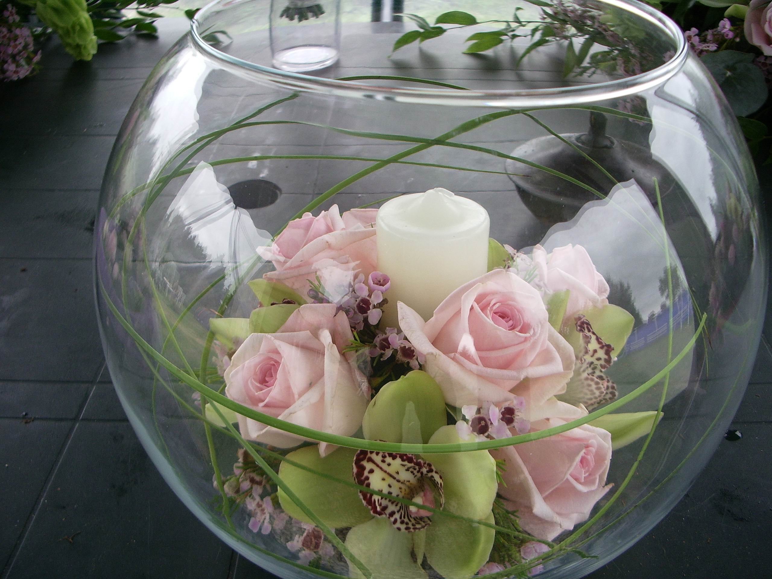 Цветы в круглой вазе фото
