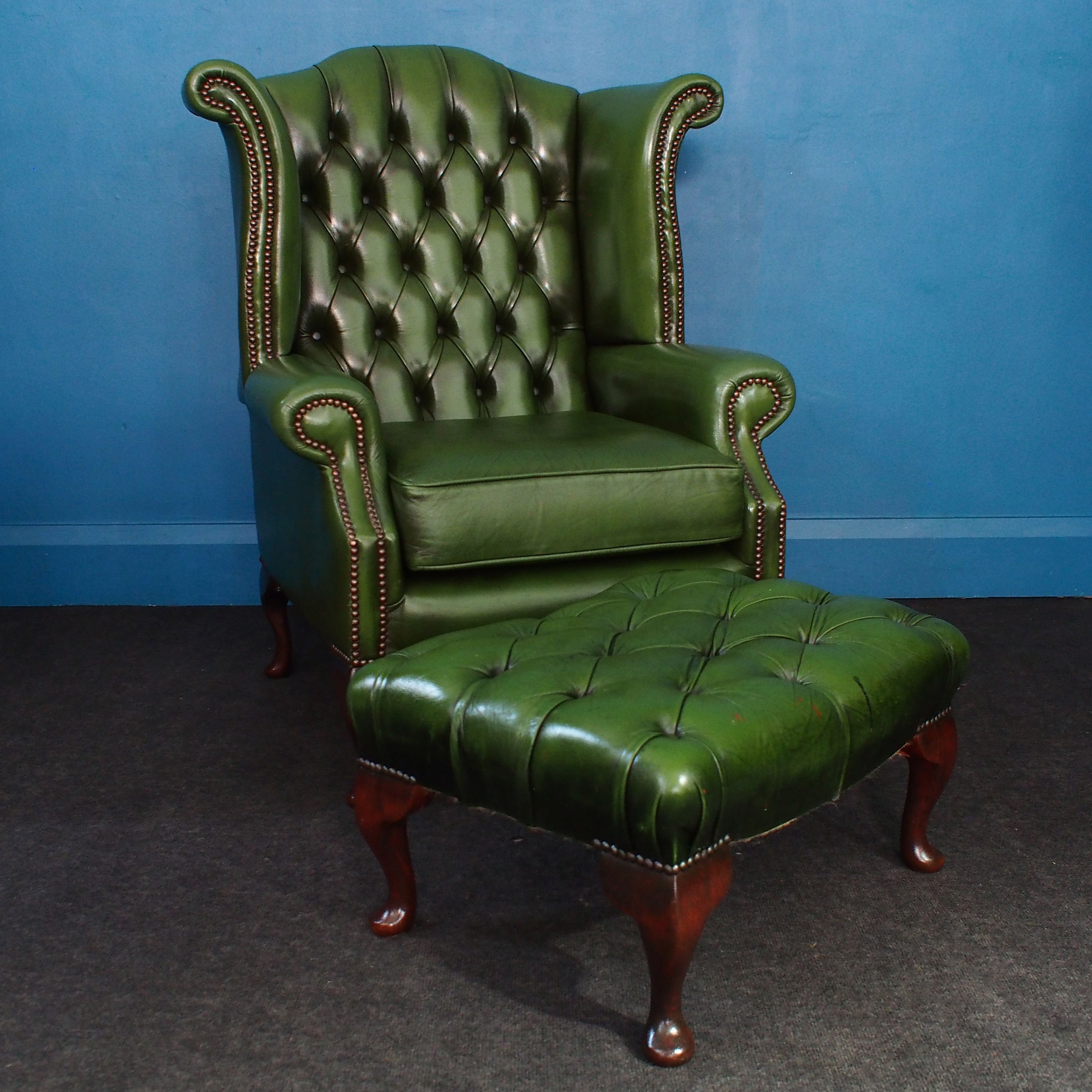 Обивка стула кожей. Зеленое кожаное кресло. Кресло зеленая кожа. Кресло из зеленой кожи. Офисное кресло с зеленой кожей.