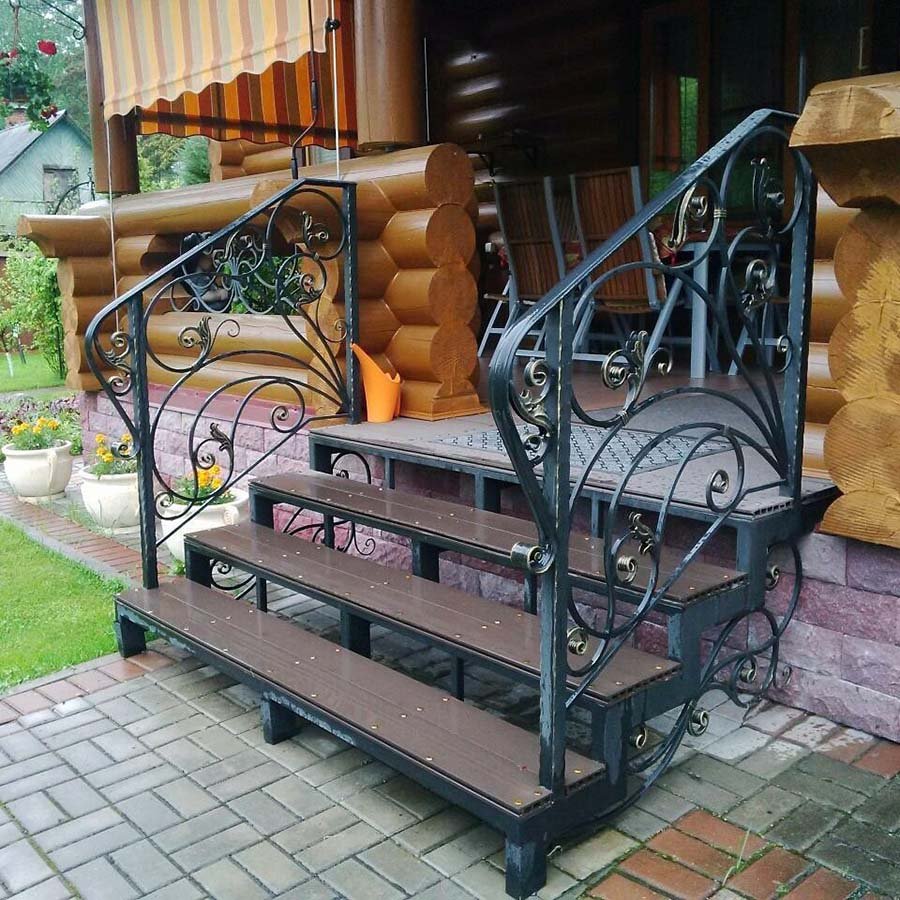 Входная лестница из металла