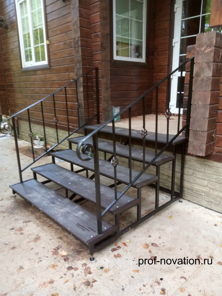 Лестница уличная для крыльца из металла
