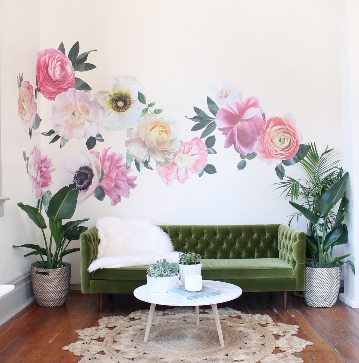 Красивые цветы на стены. Цветы на стене. Цветы на стене в интерьере. Декоративные цветы на стену. Цветочная роспись на стене.