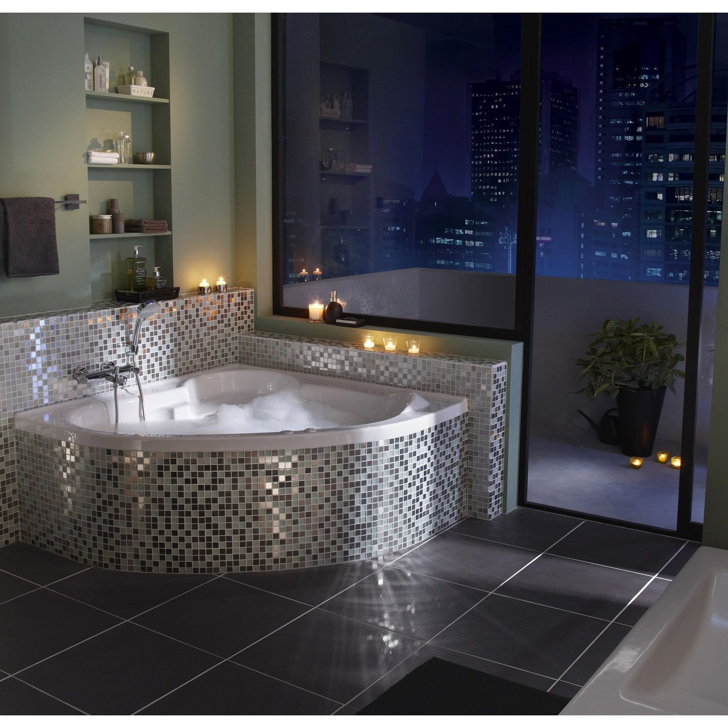 Угловая ванна с мозаикой
