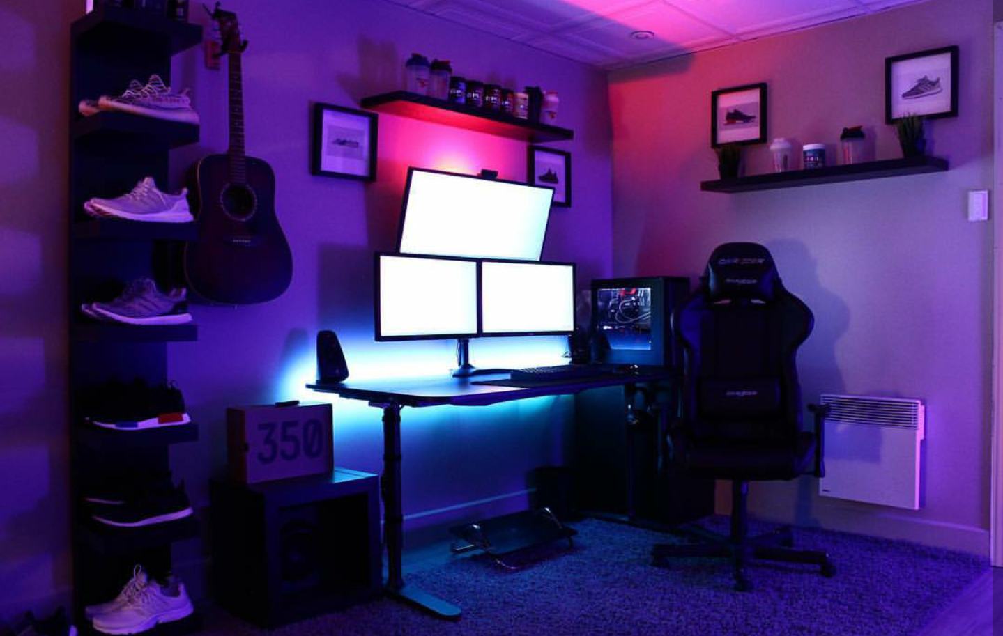 Стрим кабинет. Геймерская комната с подсветкой. Неоновая компьютерная комната. Неоновая комната геймера. Комната с компом неон.