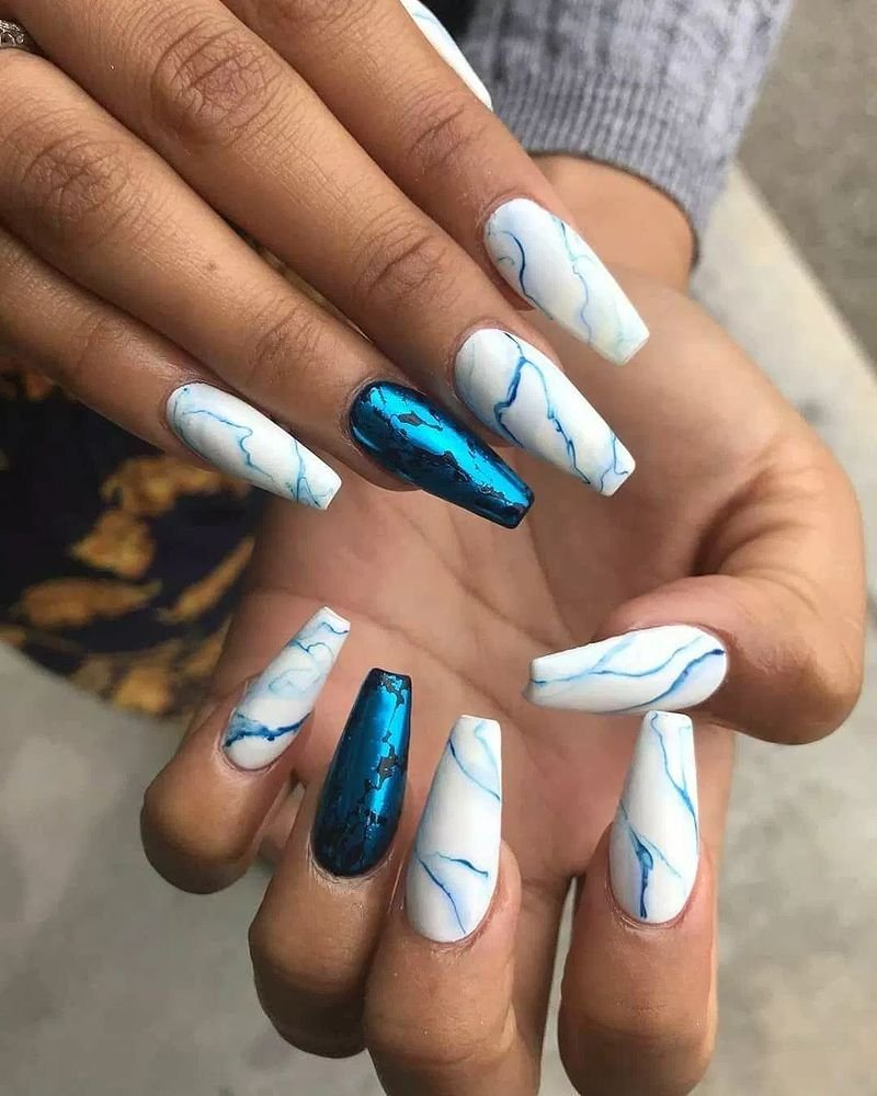 Синие мраморные ногти