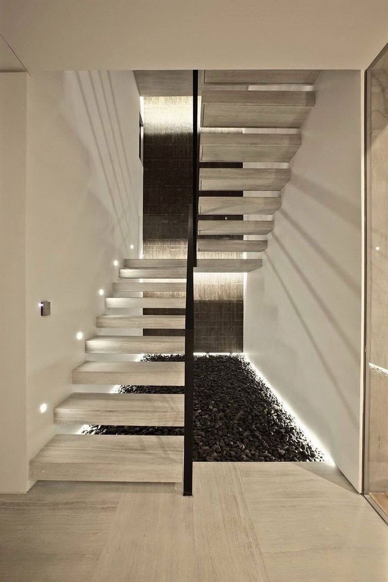 Лестница на второй этаж в современном стиле