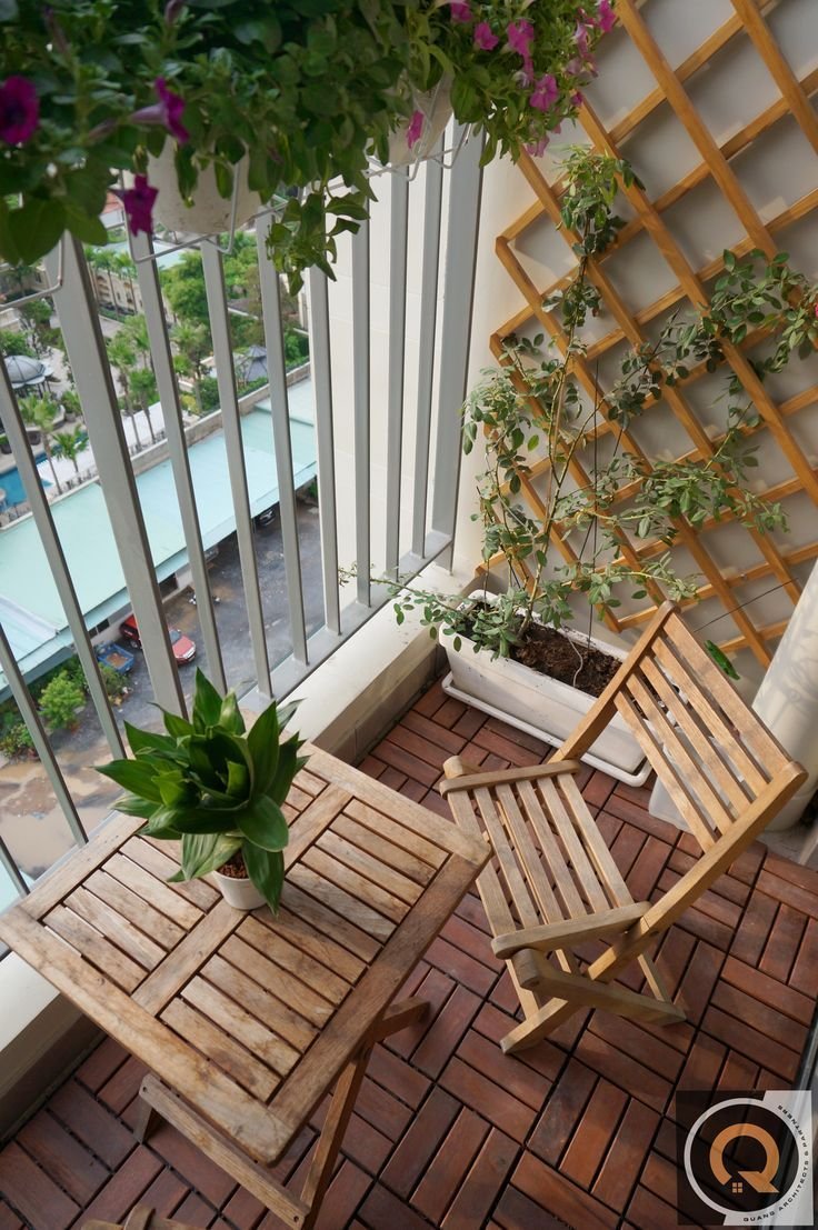 Реечный деревянный потолок на балконе