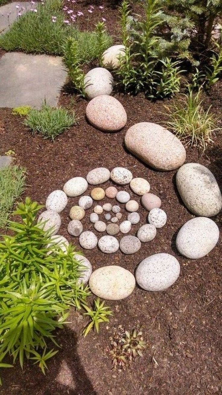 Композиция из камней в саду