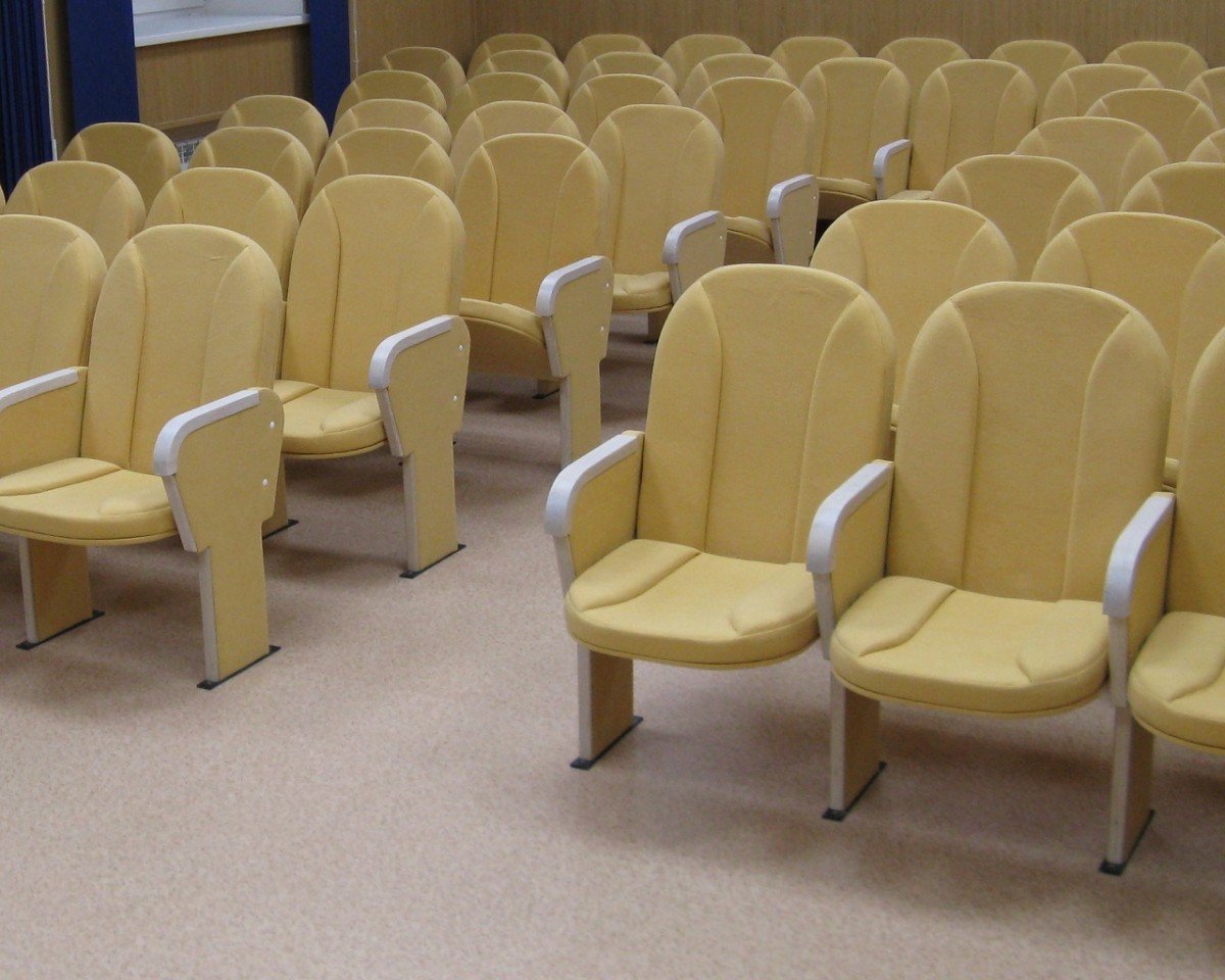в зале 8 рядов стульев