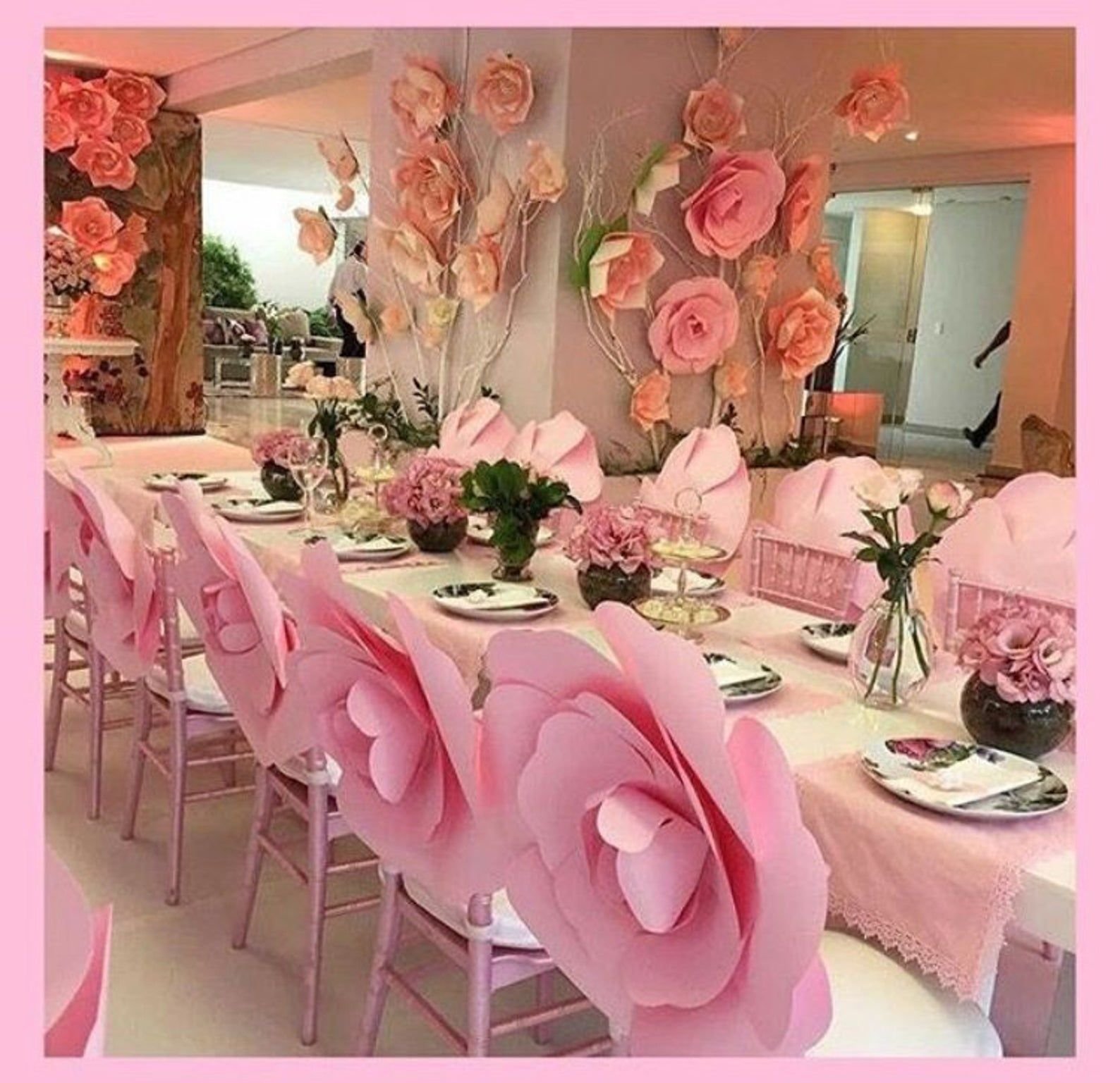 Оформление зала женщине. Украшение стола. Украшение цветами на свадьбу. Украшение помещения цветами. Цветы для украшения стола.