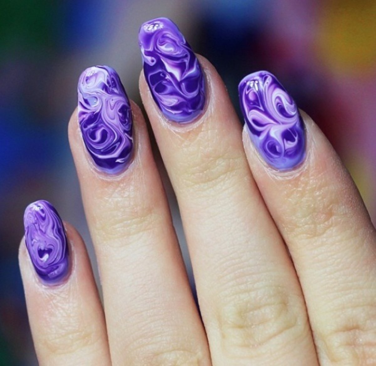 Фиолетовые ногти с розочками