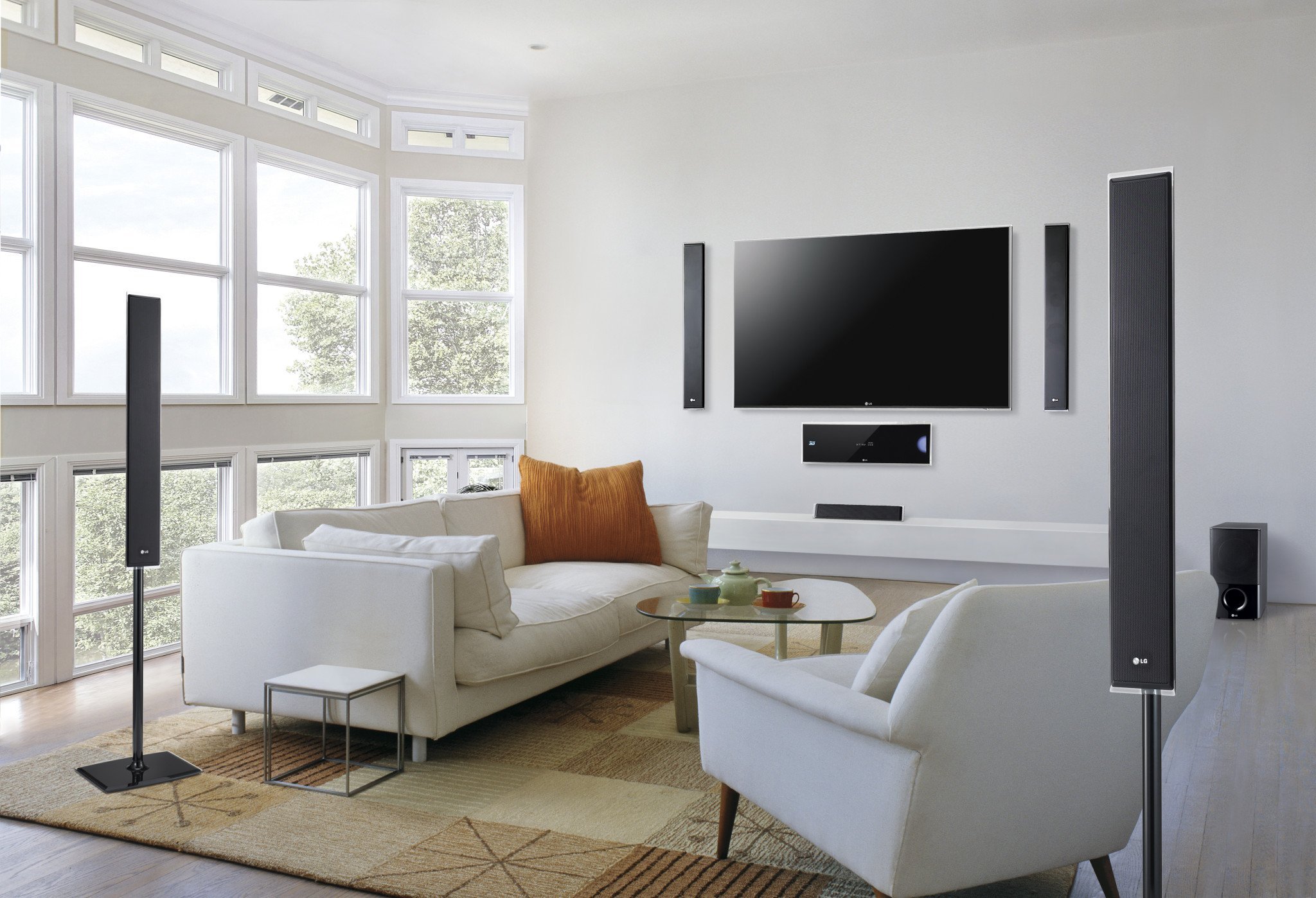 Зона для телевизора lg. LG hlx55w. Телевизор в интерьере. Телевизор на белой стене. Гостиная с телевизором на стене.