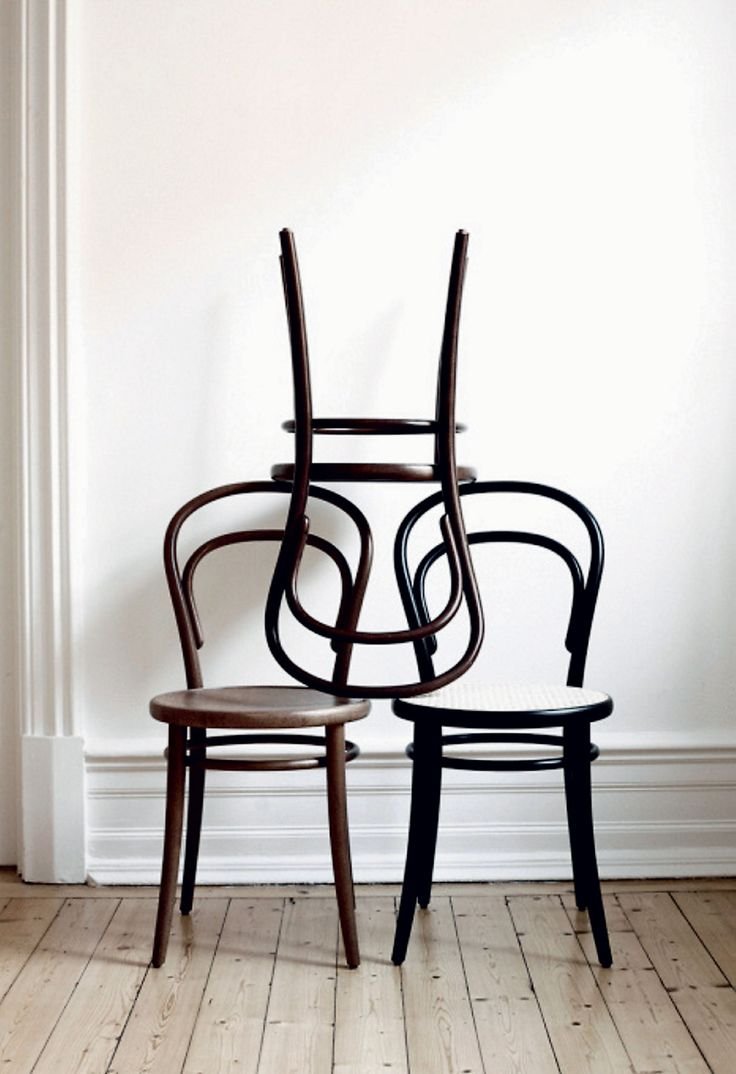 Необычные металлические стулья