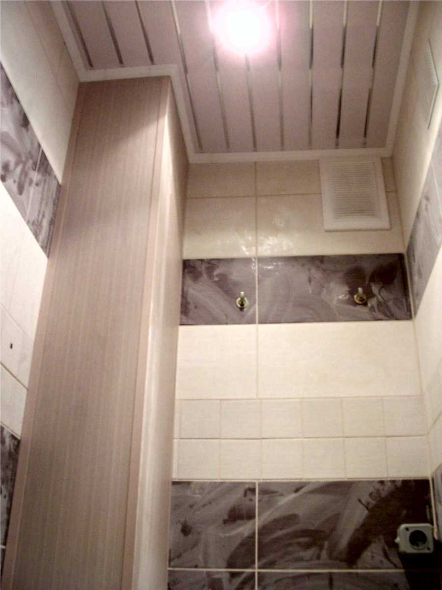 ПВХ панели для потолка в туалет