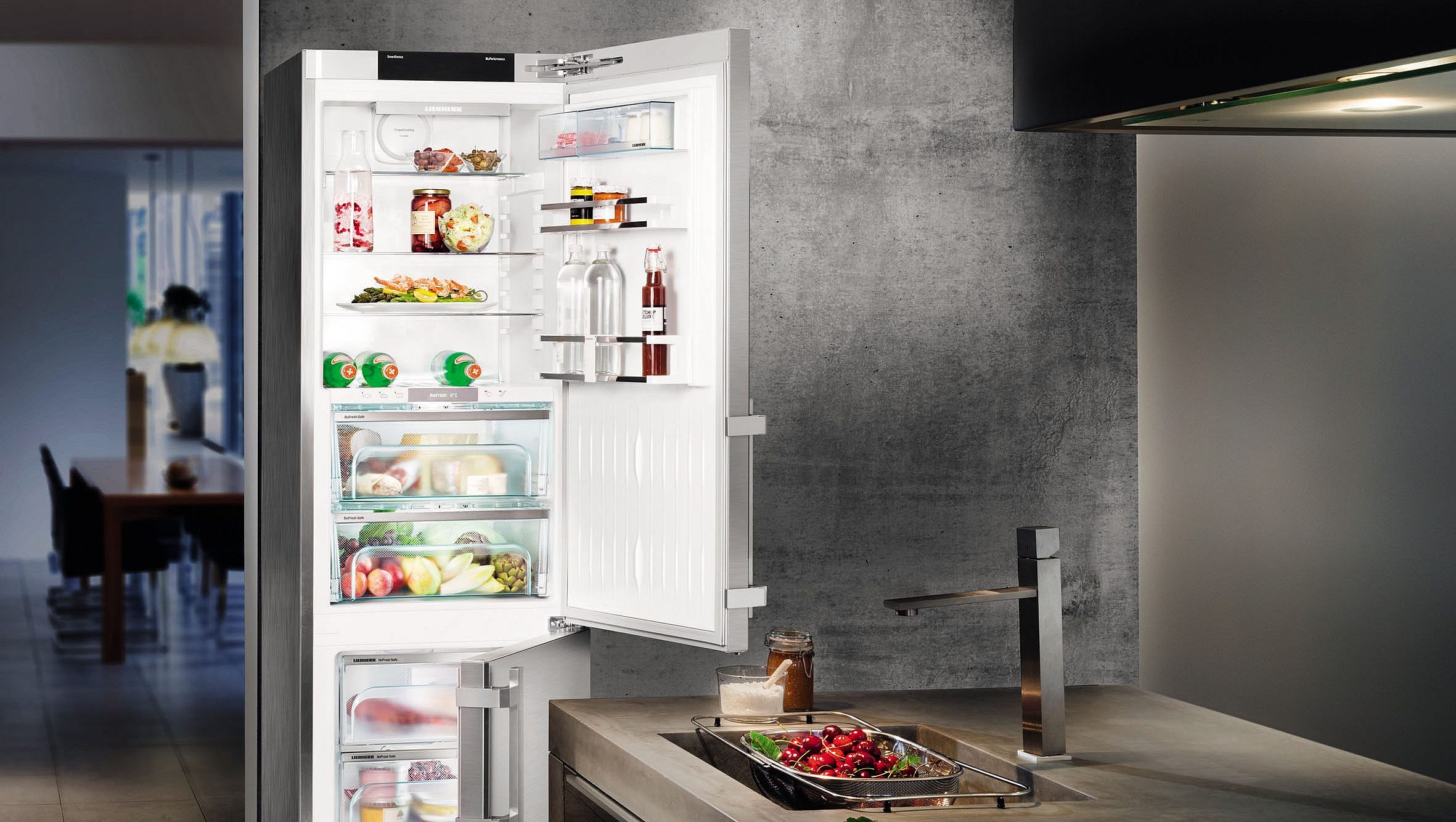 Какие холодильники лучше по качеству. Холодильник Либхер. Холодильник Либхер Блю лайн. Liebherr icbd 5122-20. Открытый холодильник.