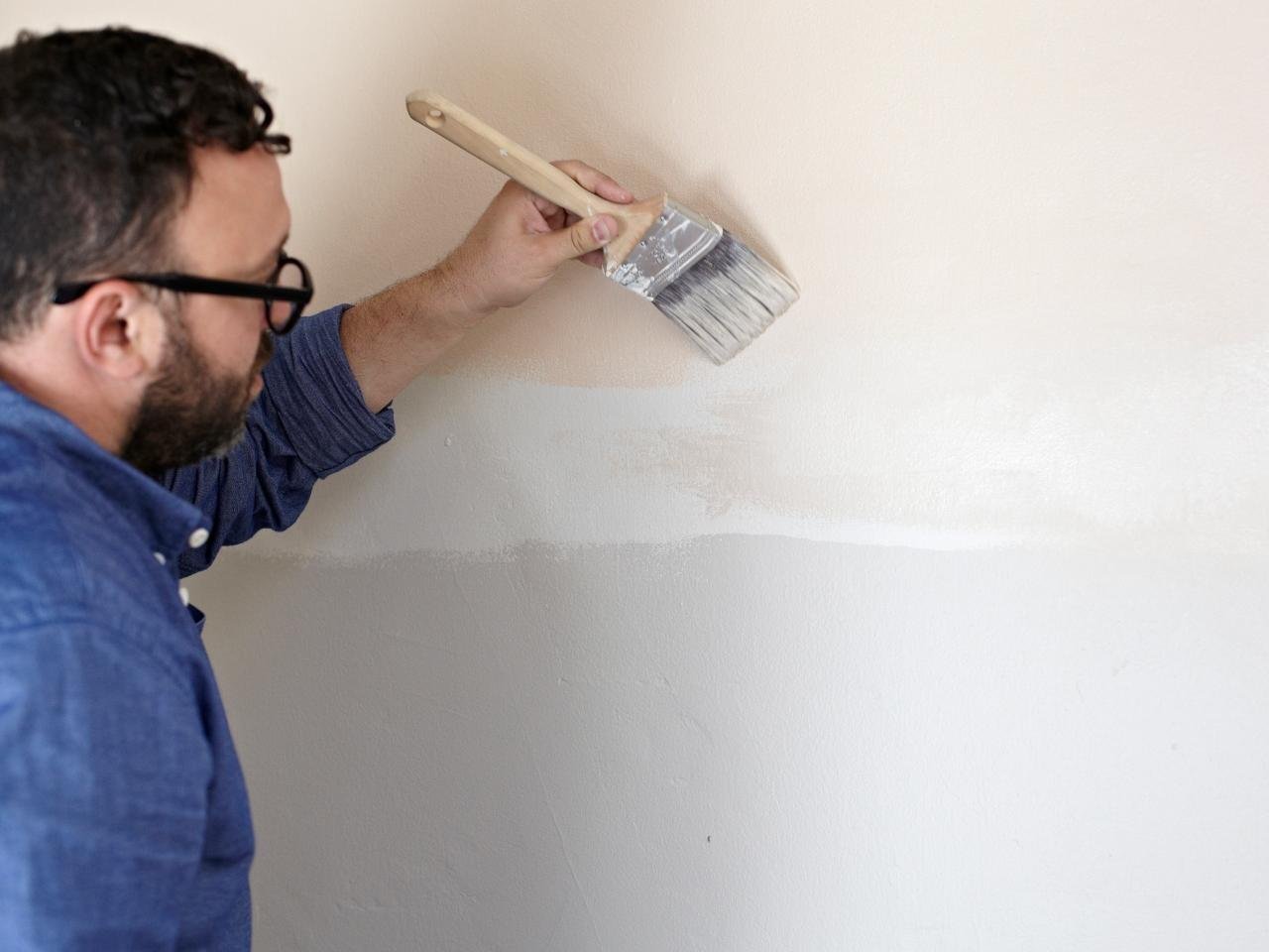 Этапы стен под покраску. Техники покраски стен. Окрашивание стен процесс. Техника окрашивания стен омбре. Покраска не выраввненныз стен.