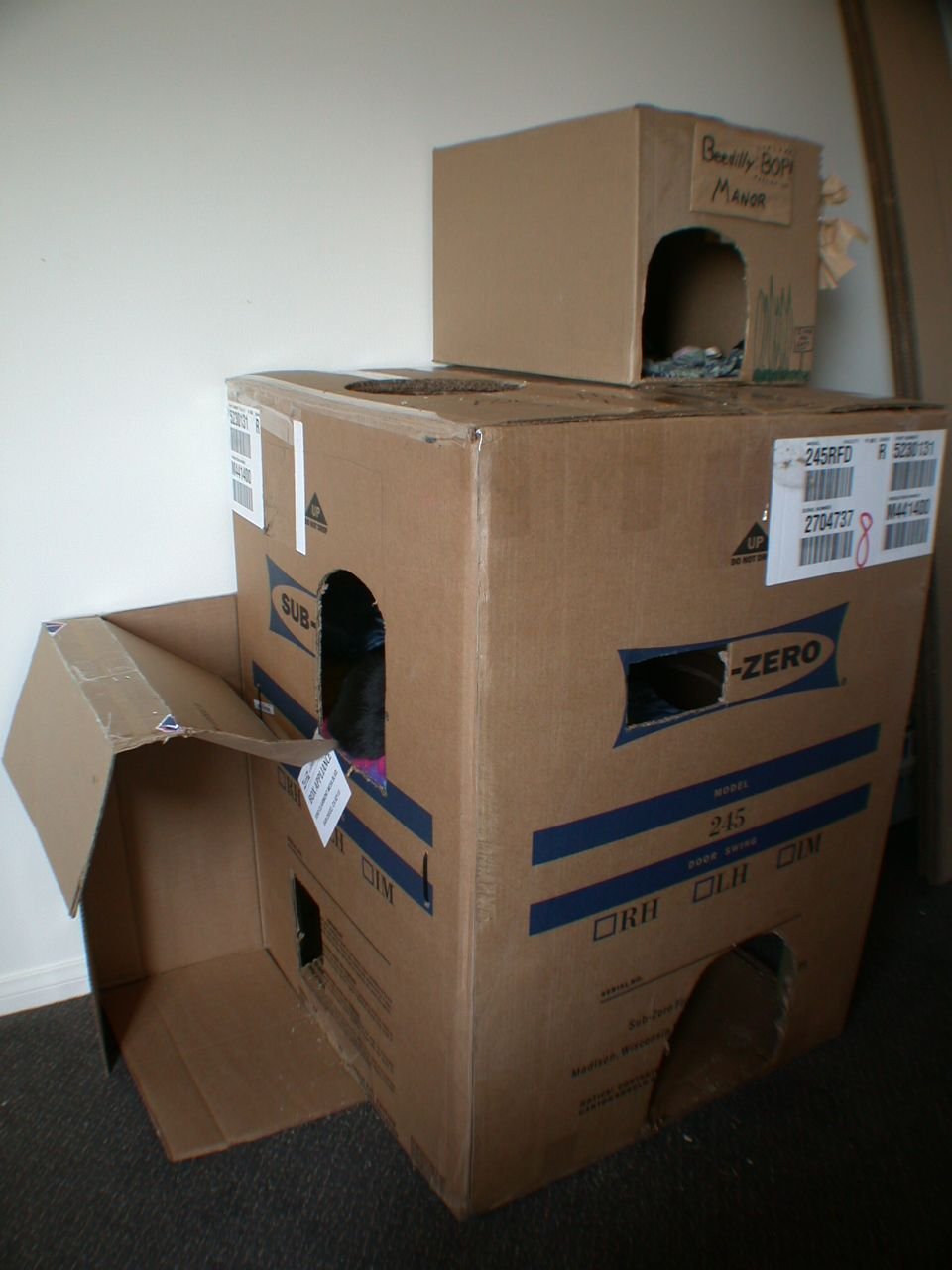 Домик для кошки своими руками из картонной коробки и футболки пошаговая инструкция