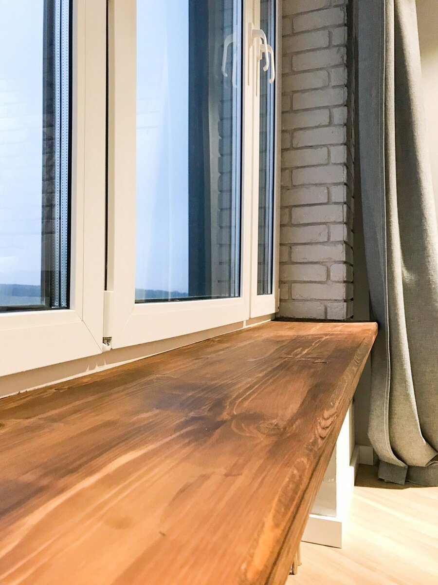 деревянные подоконники для пластиковых окон в интерьере