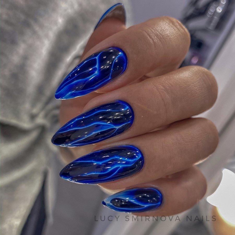 Голубой мрамор на ногтях