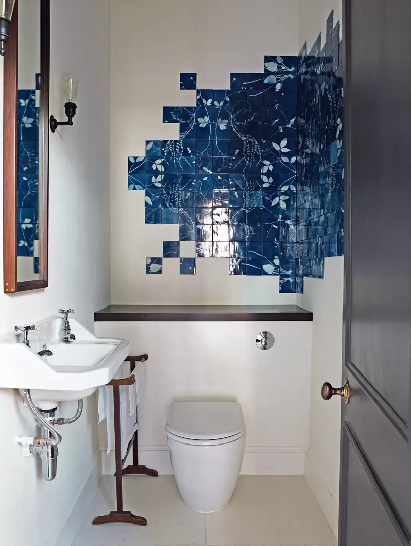 Синяя туалетная комната